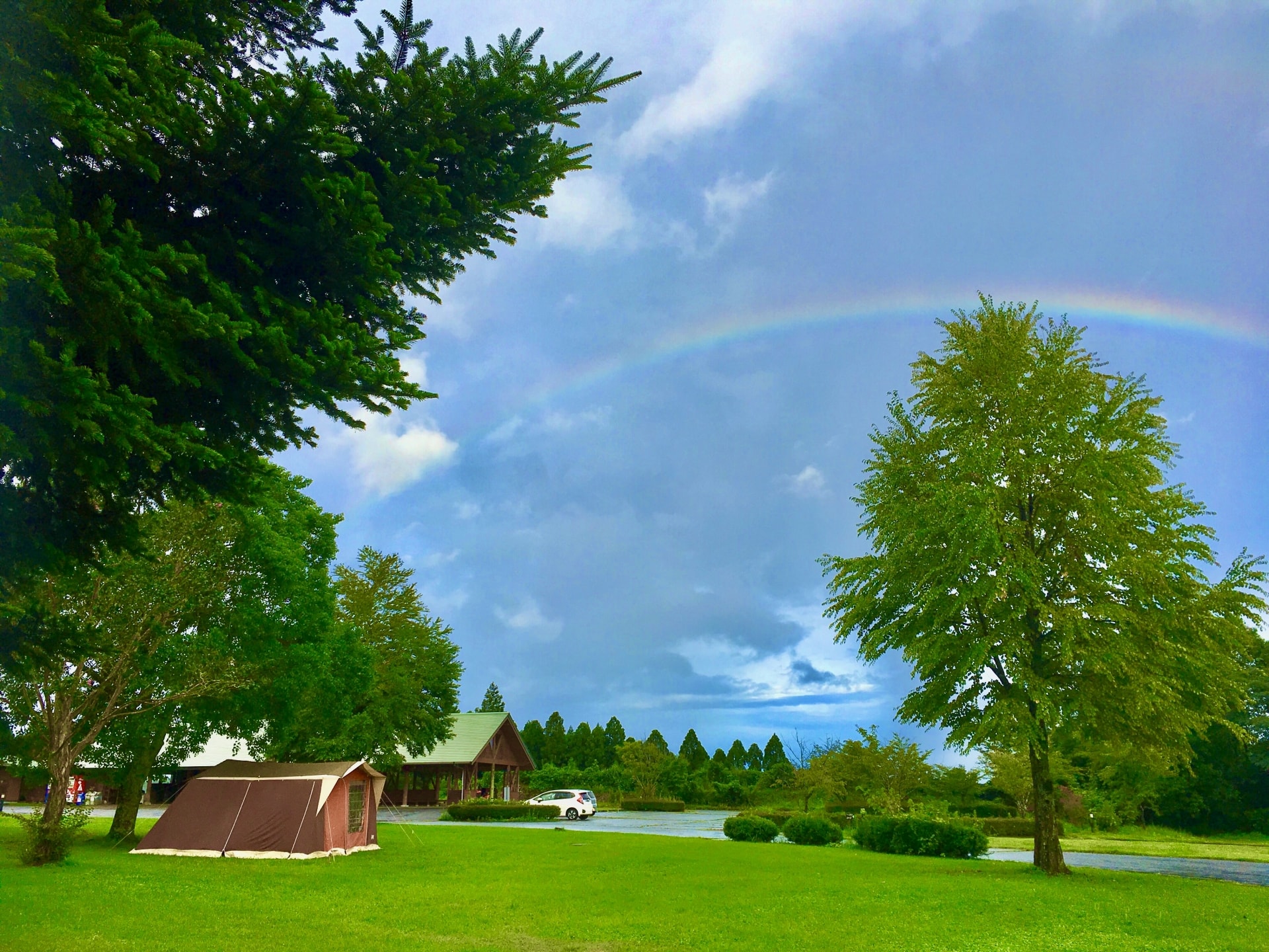 キャンプ場で虹が架かっている写真
