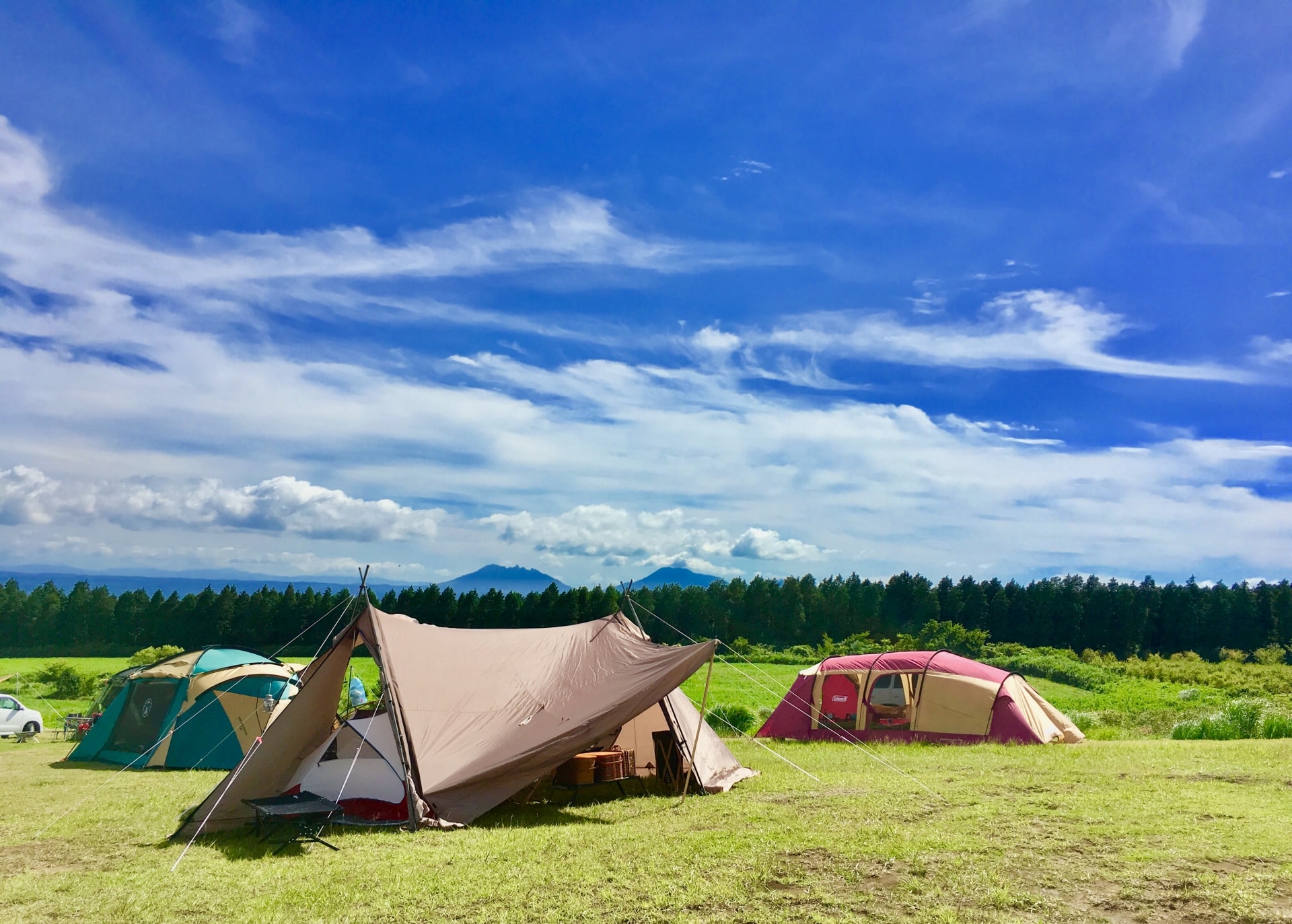 キャンプ場でテントを設営している写真